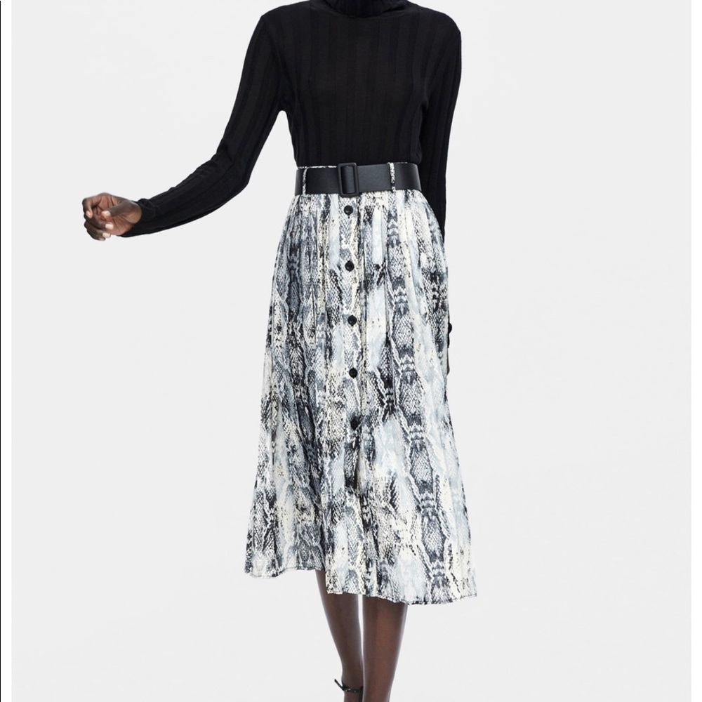 NWT Zara Pleated Snakeskin skirt with Belt medium